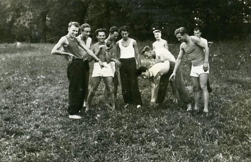 KKE 3457.jpg - Obóz sportowy ZS "Ogniwo w Cieszynie. od lewej stoi: czwarty Jan Rutkowski, Cieszyn, 1952 r.